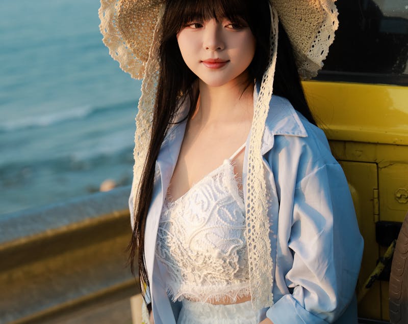 woman wearing a big hat